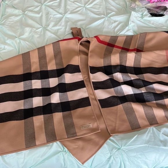 ❤️SOLD❤️Burberry poncho - Picture 2 of 8